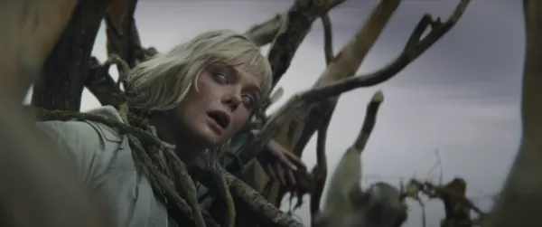 Itulah logo Weyland Yutani di mata Elle Fanning. Adakah dia synth?