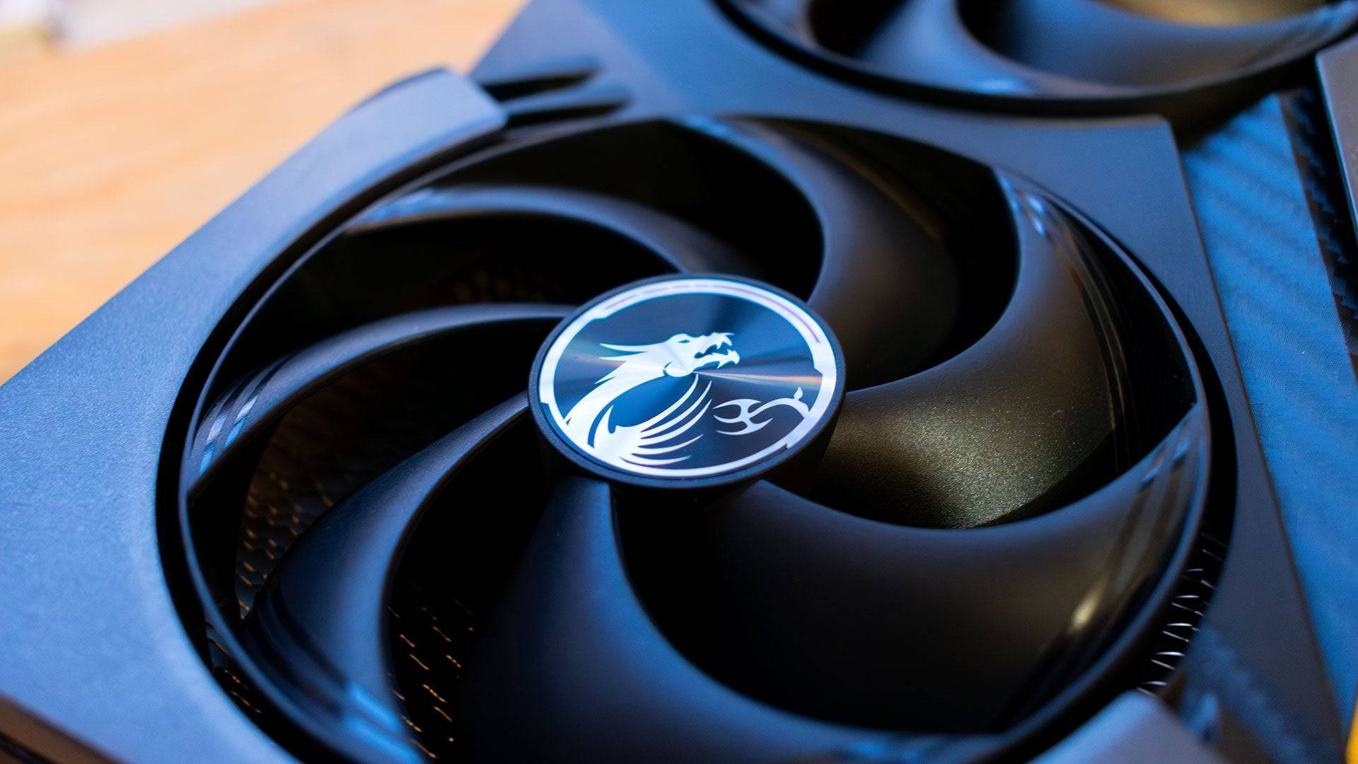 RTX 5070 Tiのサイズ比較