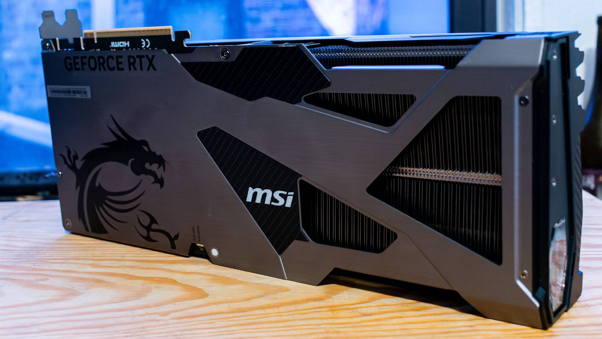 RTX 5070 Tiのパッケージ