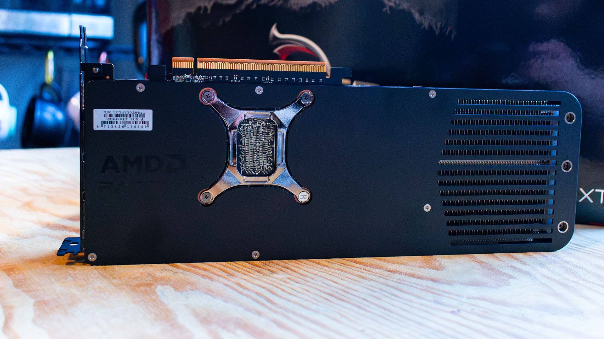 RX 9070 XTのサイドプロファイル