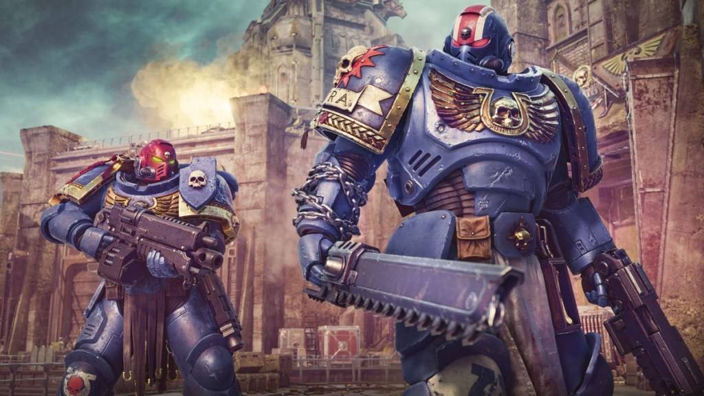 Zwei Blue Space Marines stehen nebeneinander